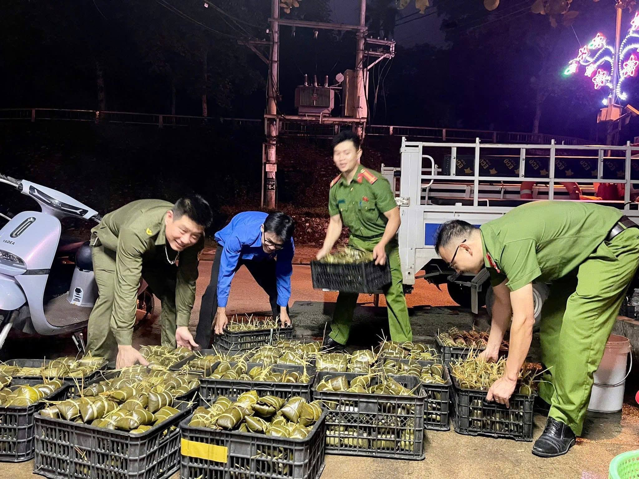 Lào Cai: Trắng đêm gói 2.000 chiếc bánh chưng ủng hộ người dân vùng lũ Thái Nguyên