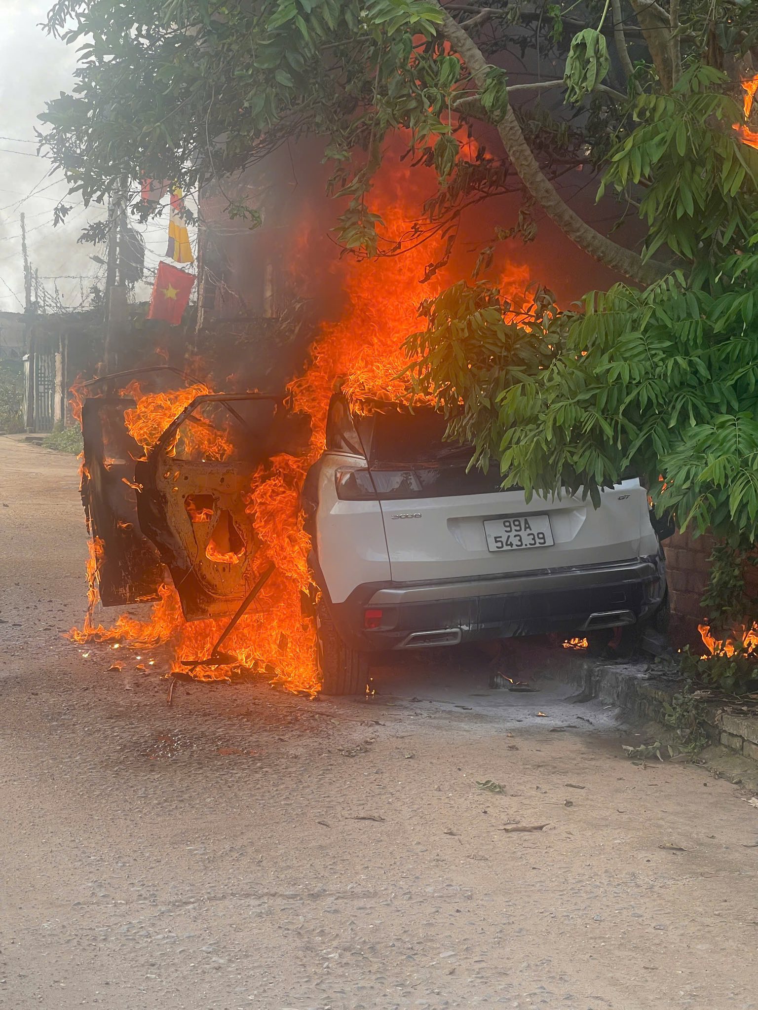 Quế Võ – Bắc Ninh: Video chiếc xe thứ 2 của peugeot ch.áy tại Việt Nam!