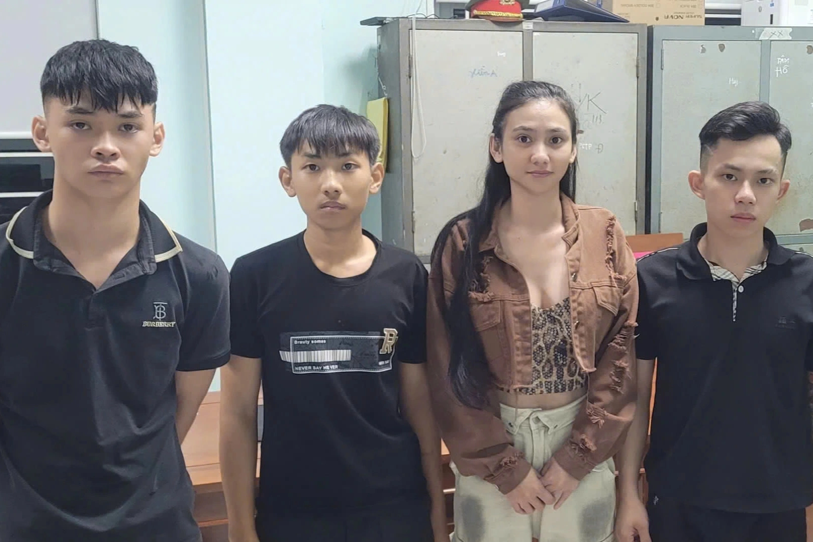 “Nữ quái” câ`m đâ`u nhóm giang hồ xông vào phòng trọ che’m 4 người