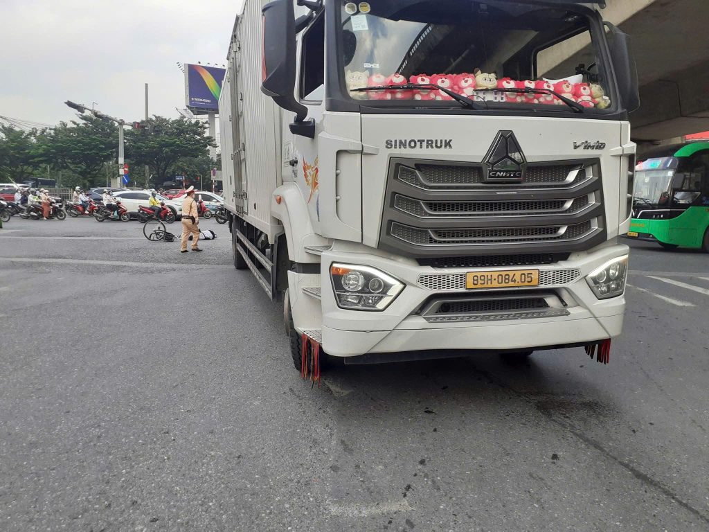 Toàn cảnh hiện trường vụ TNGT ở Bến xe nước ngầm sáng nay
